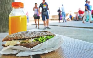 comiendo en la bici