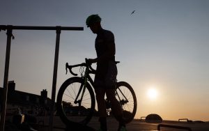 Entrenamiento en bicicleta de carretera baja en carbohidratos