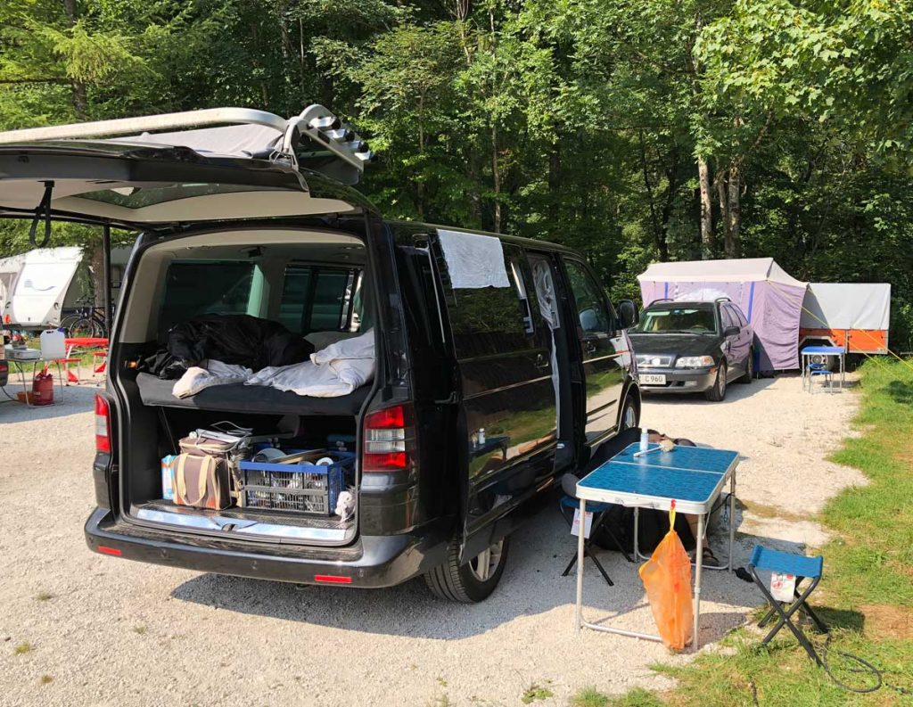 Mit dem VW Bus in den Urlaub – Was Du zum Camping brauchst