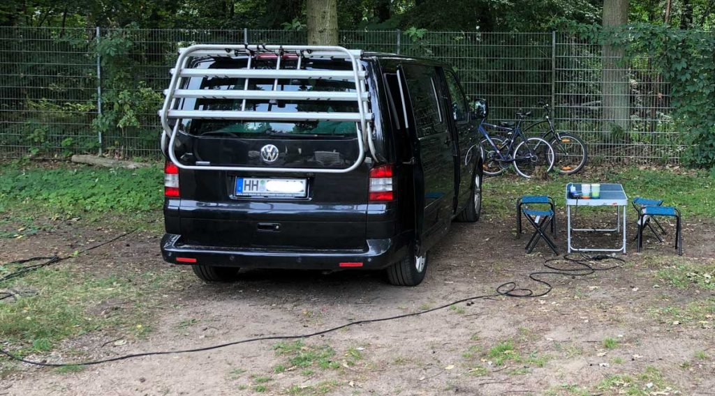 VW Bus Camping mit Stromkabel