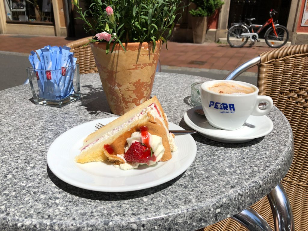 Lecker Erdbeertorte bei Pias Café