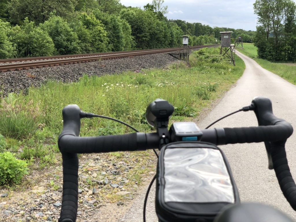 An einer alten Bahnstrecke entlang