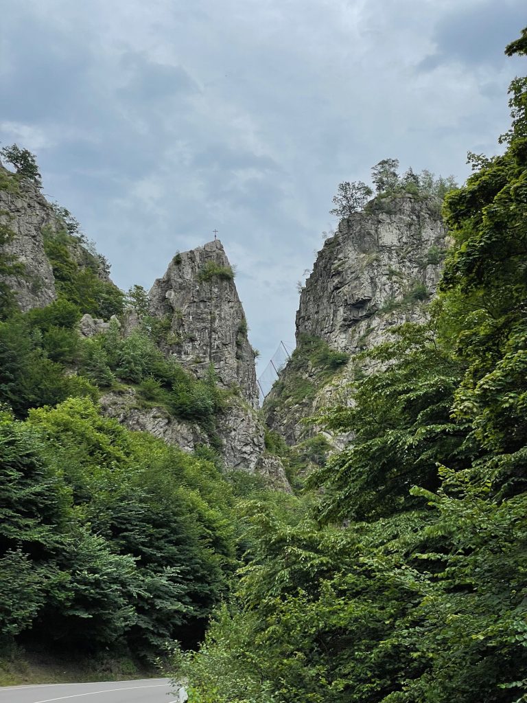 Felsen, noch von der Straße aus