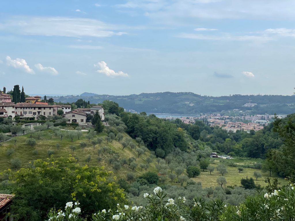 Links auf dem Berg musste unser Hotel sein