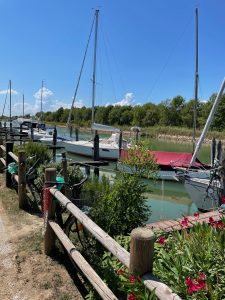 Kurz vor Cavallino - Yachten am Fluss