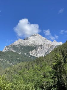 Gigantische Felsen in den Dolomiten