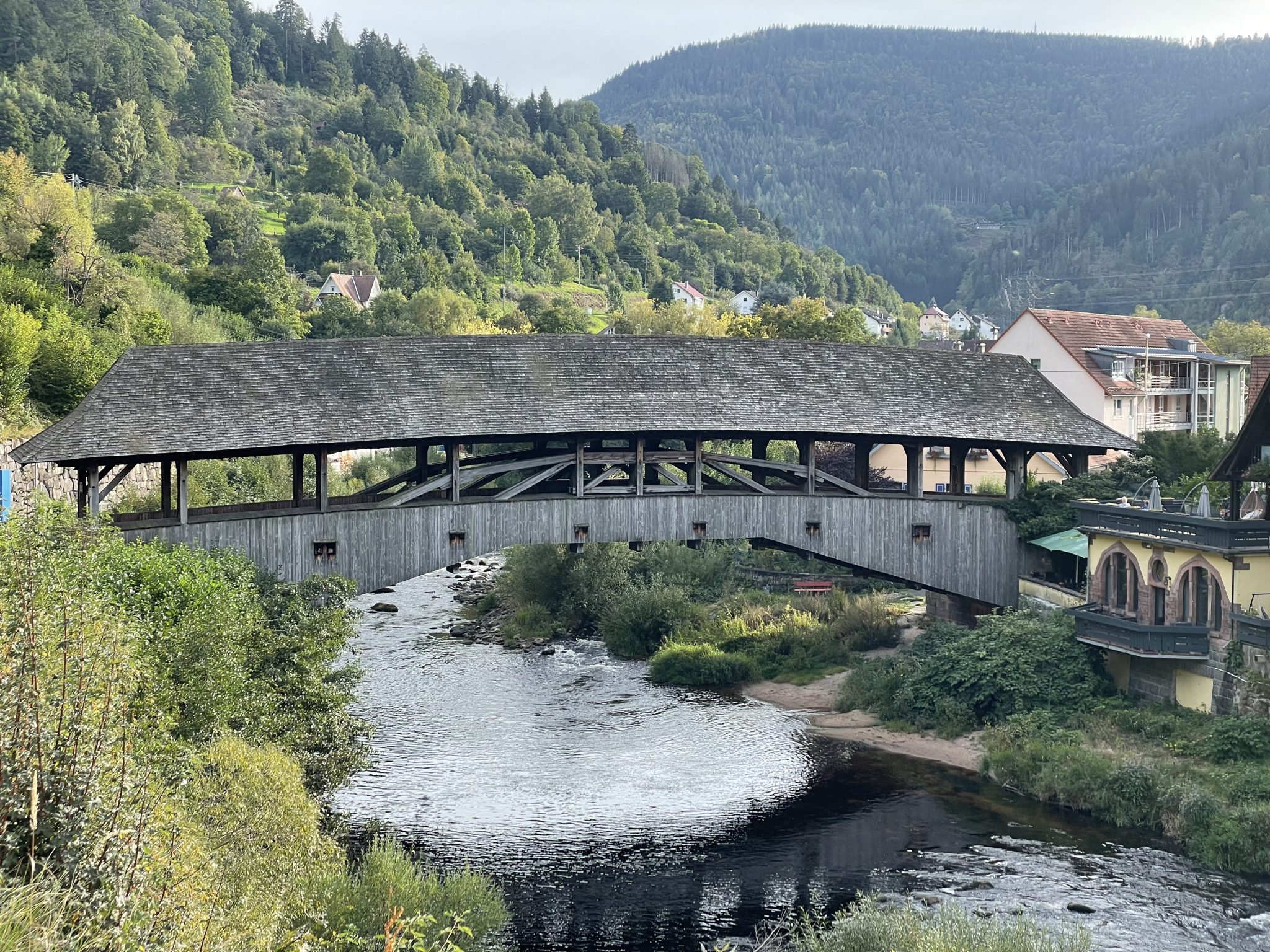 Die Holzbrücke über die Murg in Forbach 